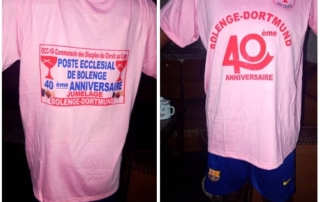 Vorder- und Rückenansicht eines weißen T-Shirts mit der Aufschrift BOLENGE-DORTMUND 40ème ANNIVERSAIRE (vorne)